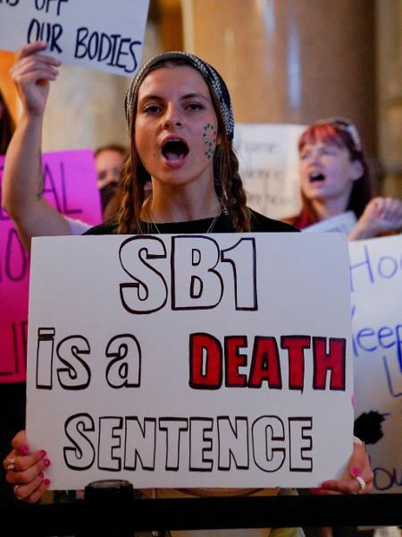 Manifestantes protestam nos EUA contra a proibição do aborto legal - Cheney Orr/Reuters