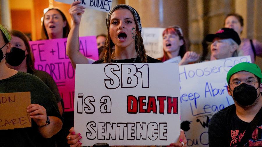 Manifestantes protestam em Indiana contra a proibição do aborto legal - Cheney Orr/Reuters