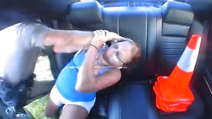 Mulher é presa após dirigir carrinho de golfe bêbada - Reprodução