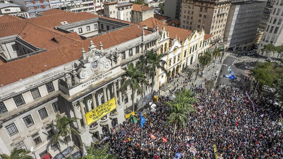 Mais de 7 mil pessoas acompanharam a leitura da carta pela democracia no largo São Francisco, em São Paulo - Folhapress