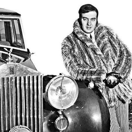 Erasmo Carros posa ao lado de seu Rolls-Royce - Reprodução