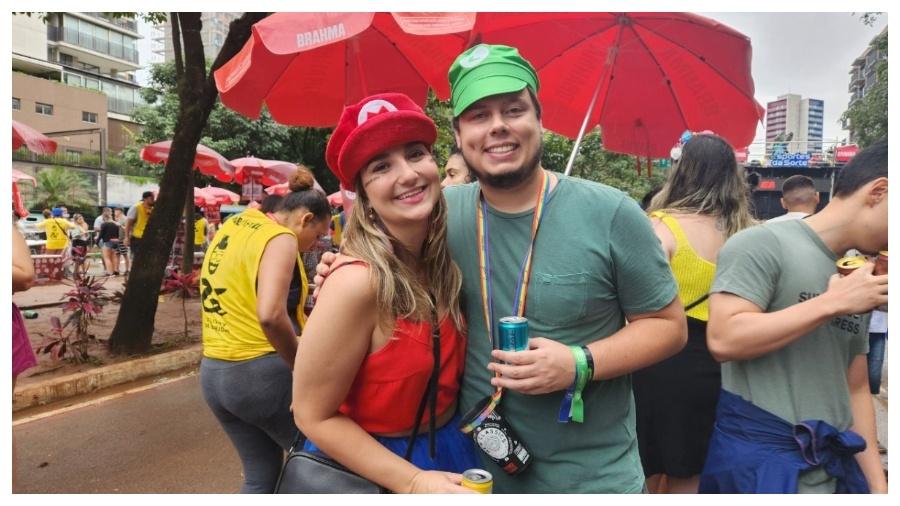 O casal Caroline Cortopassi e Felipe Vieira se fantasiaram de Mario Bros e Luigi, respectivamente - Reprodução/UOL