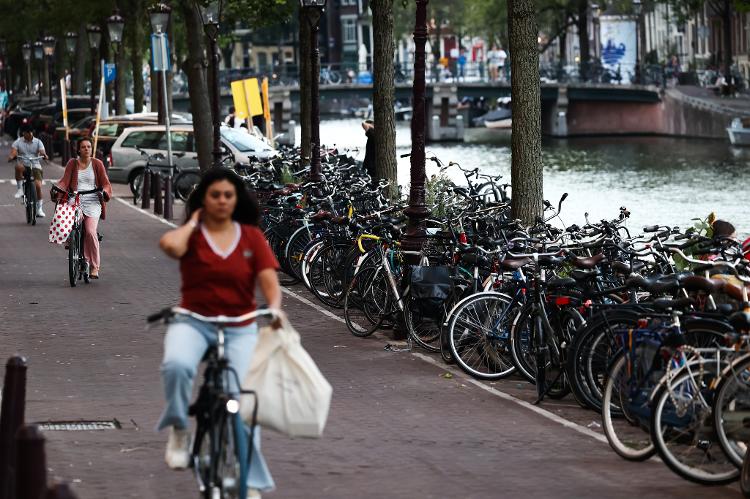 A view of the bicycle pathand bicycle parking in Amsterdam, Netherlands on September 1, 2022. (Photo by Jakub Porzycki/NurPhoto via Getty Images) - NurPhoto/NurPhoto via Getty Images - NurPhoto/NurPhoto via Getty Images