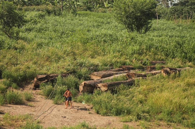 Guilherme e Uandel brincam às margens do Solimões, em área que deveria estar alagada