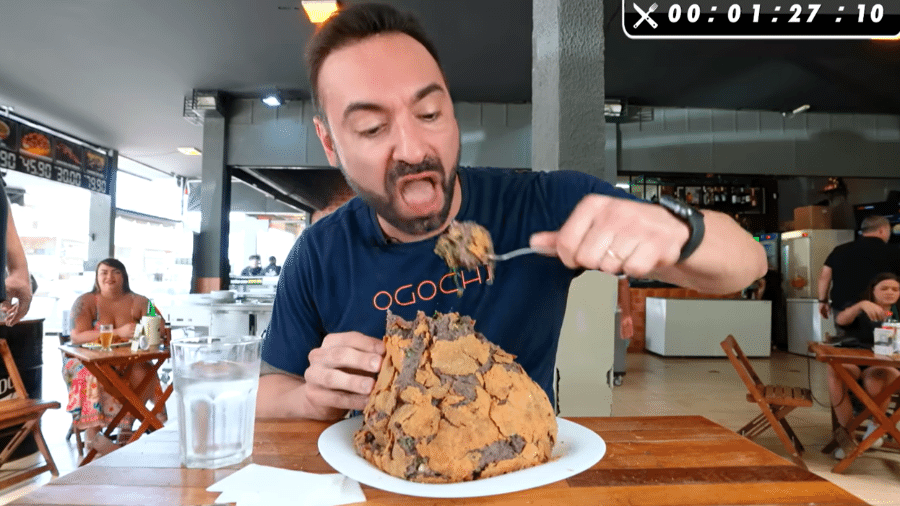 Ricardo Corbucci come coxinha gigante de feijoada - Reprodução/YouTube