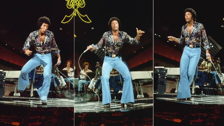 Tom Jones canta e dança em programa de TV dos EUA, em 1976