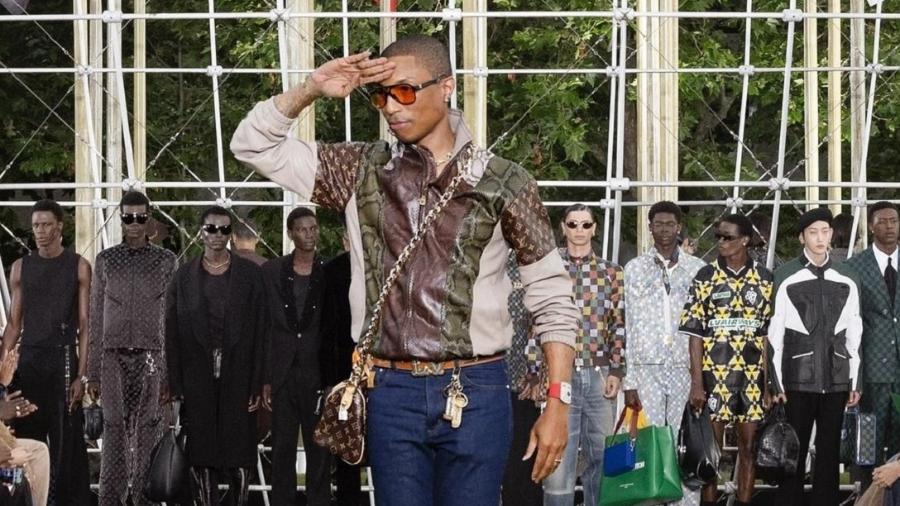 Pharrell Williams usa bolsa de couro de crocodilo com ouro e diamantes