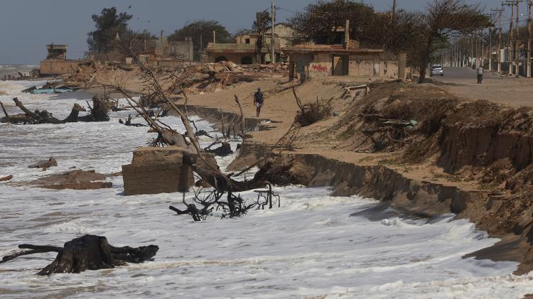 Casas destruídas pelo aumento do nível do mar em Atafona (RJ)