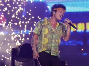 Bruno Mars ganha RG simbólico em último show no Brasil: 'Bruninho Márcio'