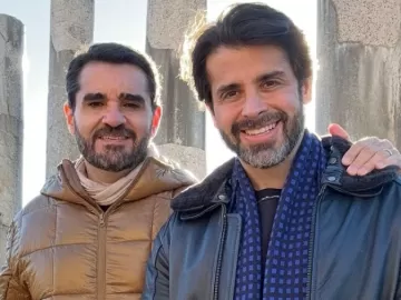 Marcelo Cosme e marido curtem lua de mel na Itália e presenteiam papa; veja