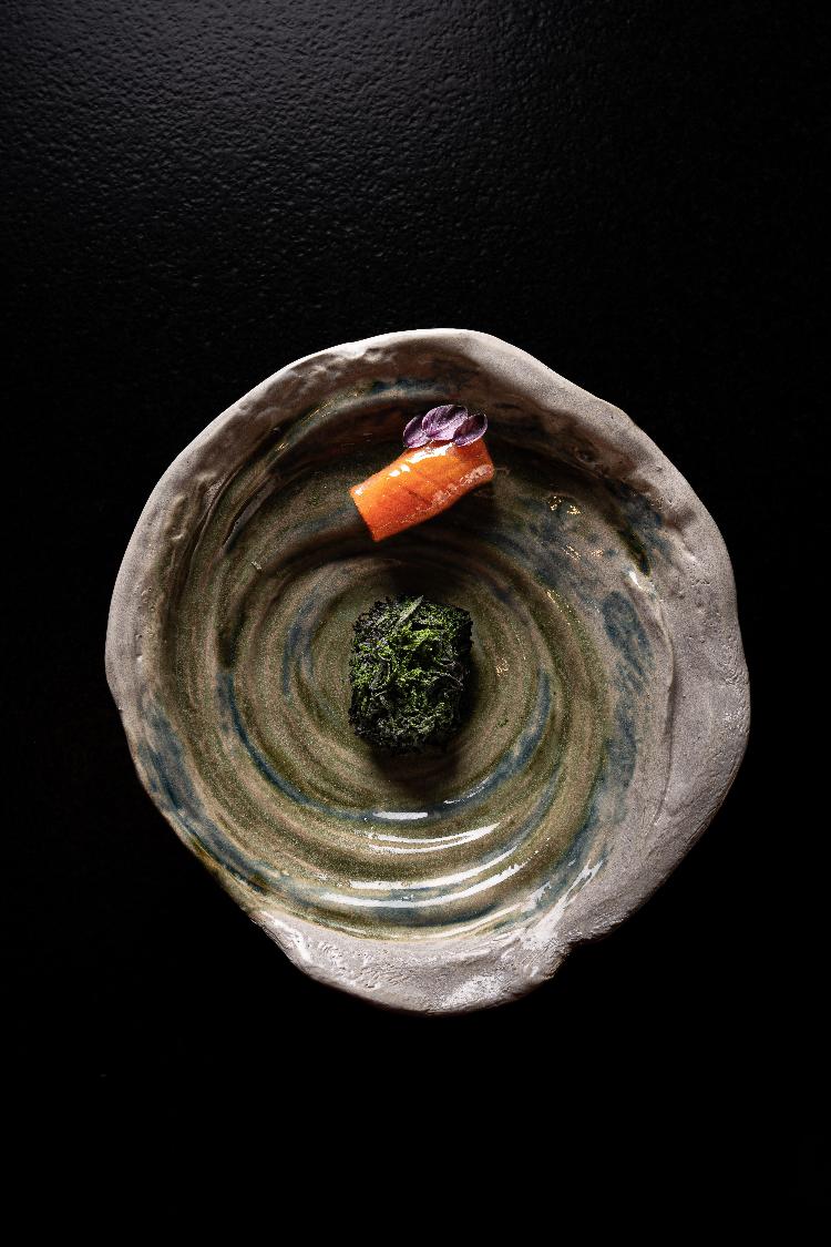 Albacora, langostino, santamaría de anís com piangua, plátano, coco, hierbas de azotea, do restaurante Leo, em Bogotá Albacora, langostino, santamaría de anís com piangua, plátano, coco, hierbas de azotea, do restaurante Leo, em Bogotá