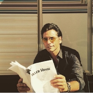 25.jul.2015 - John Stamos mostra foto dos bastidores de "Fuller House", série que dará continuação ao sucesso dos anos 90, "Três é Demais"