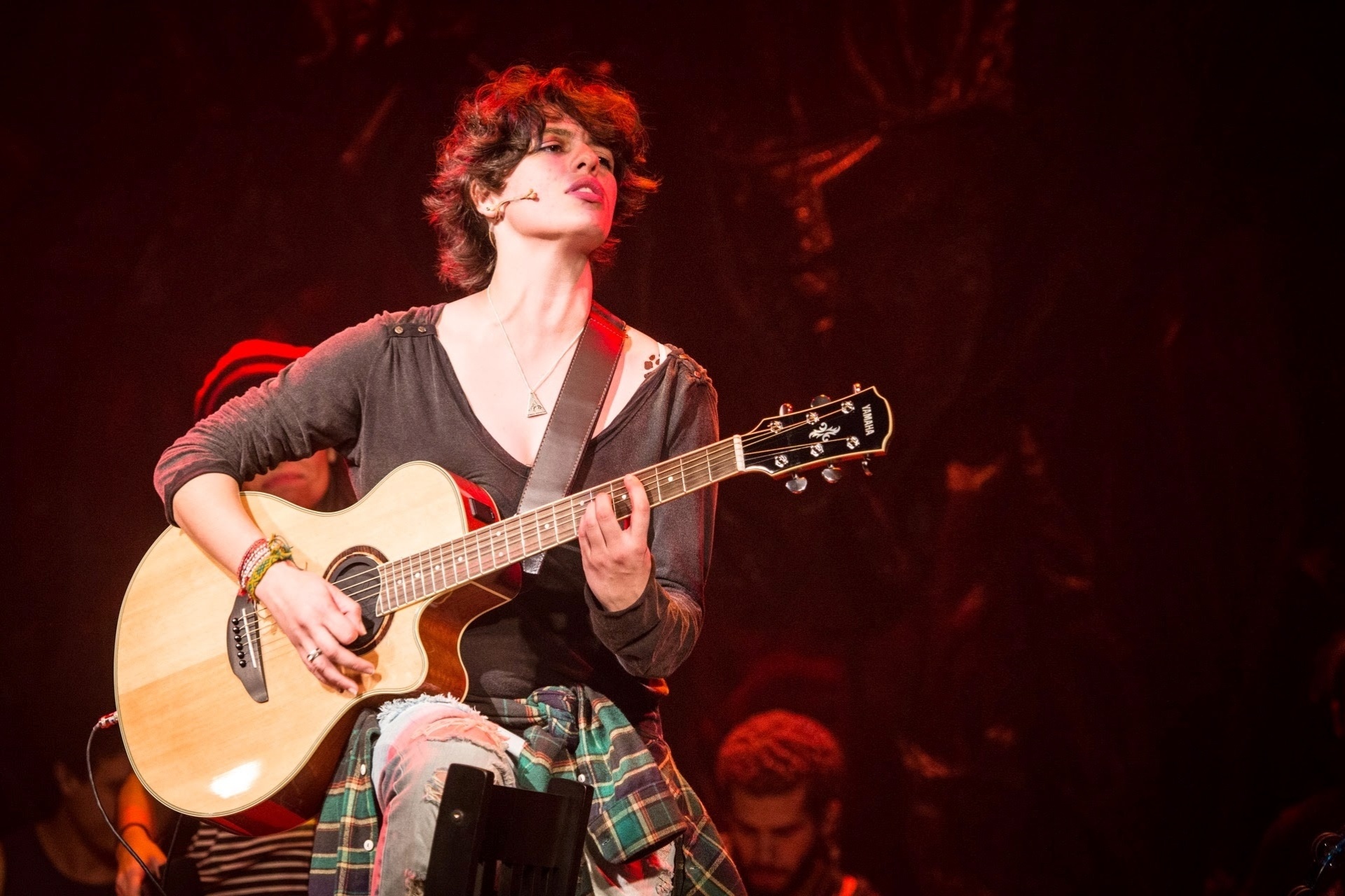 Tacy de Campos interpreta a cantora Cássia Eller no palco. - Divulgação