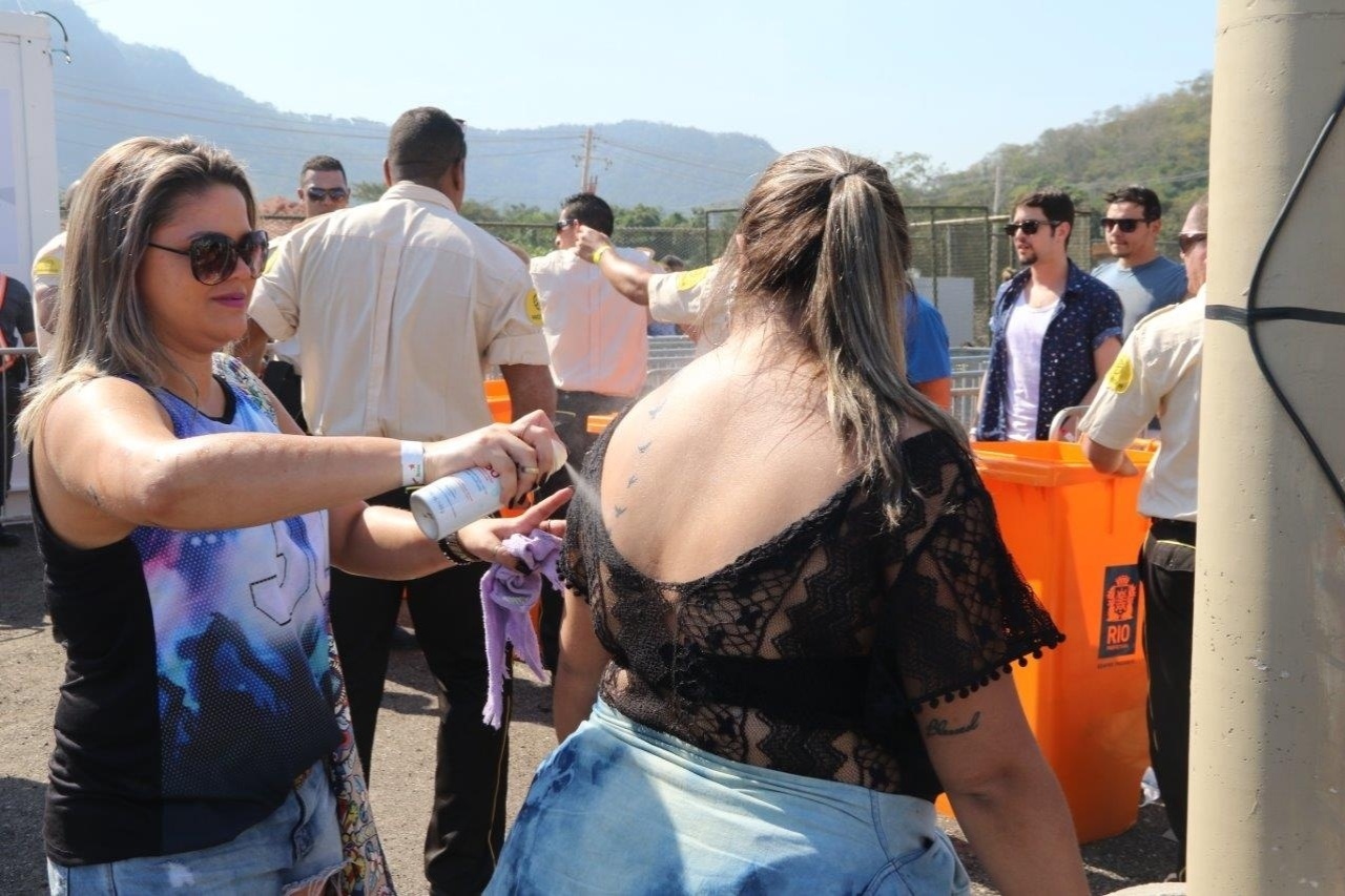 18.set.2015 - Alcançando temperaturas de mais de 30 °C, o sol não perdoou o público que chega na Cidade do Rock, onde acontece a edição deste ano do Rock in Rio. - Zulmair Rocha/UOL