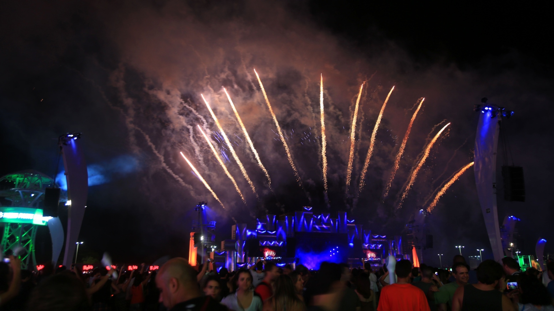 18.set.2015 - Fogos de artifício na conclusão da primeira noite do Rock in Rio 2015 - Marco Antônio Teixeira /UOL