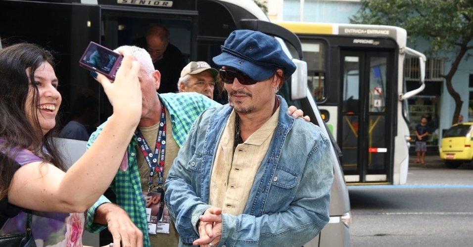 23.set.2014 - Johnny Depp é recebido por fãs ao chegar ao Copacabana Palace, no Rio de Janeiro, com a banda Hollywood Vampires, com a qual se apresenta no Rock in Rio