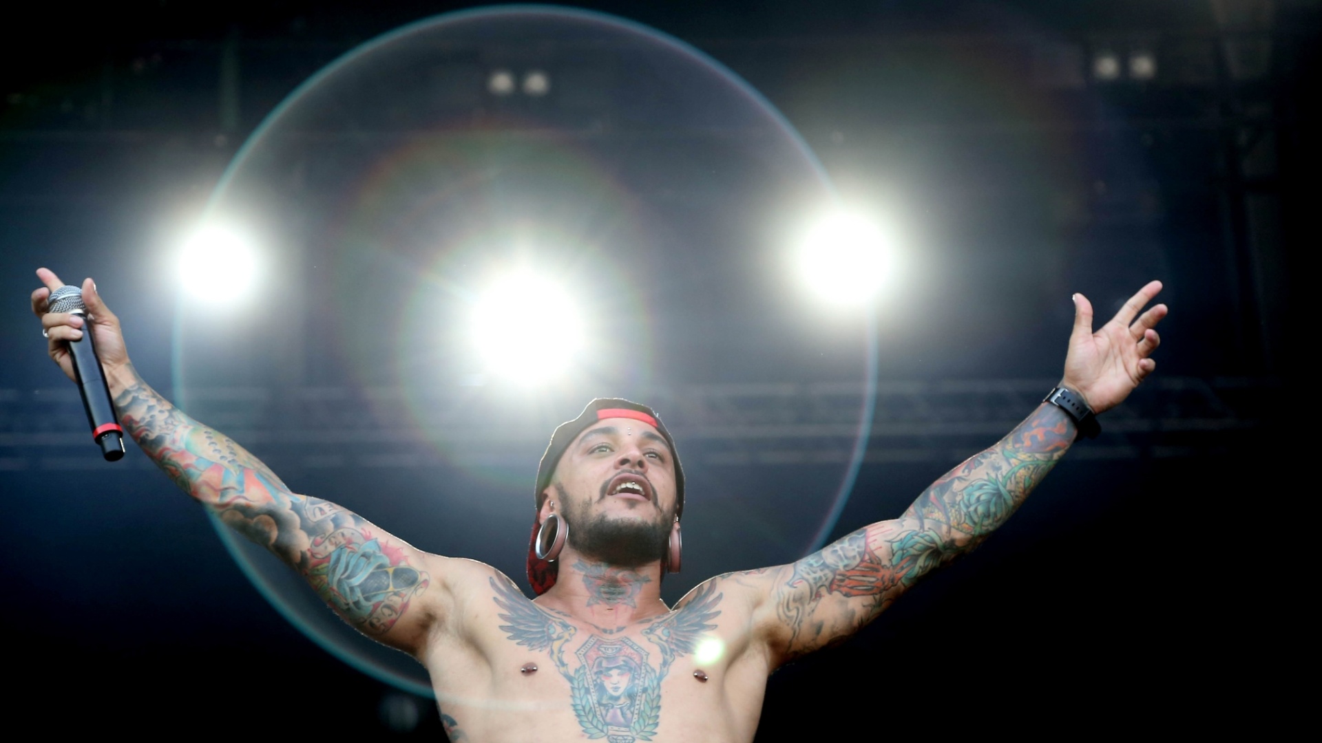 24.set.2015 - A banda de deathcore John Wayne subiu ao palco Sunset do Rock in Rio nesta quinta-feira com sol a pino e o som no último volum - Marco Antonio Teixeira/UOL