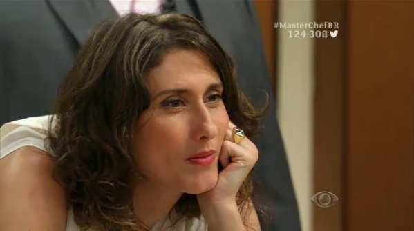Paola Carosella ouve Aisha explicar como preparou uma costelinha de porco com molho barbecue - Reprodução/Band