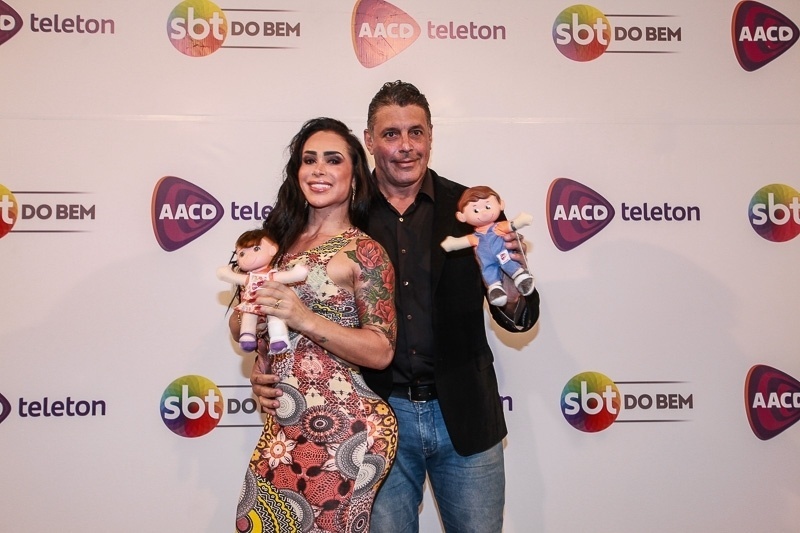 23.out.2015 - Alexandre Frota e a mulher, Fabi Frota, chegam para o primeiro dia de arrecadações do Teleton 2015, no SBT - Raphael Castello/AgNews