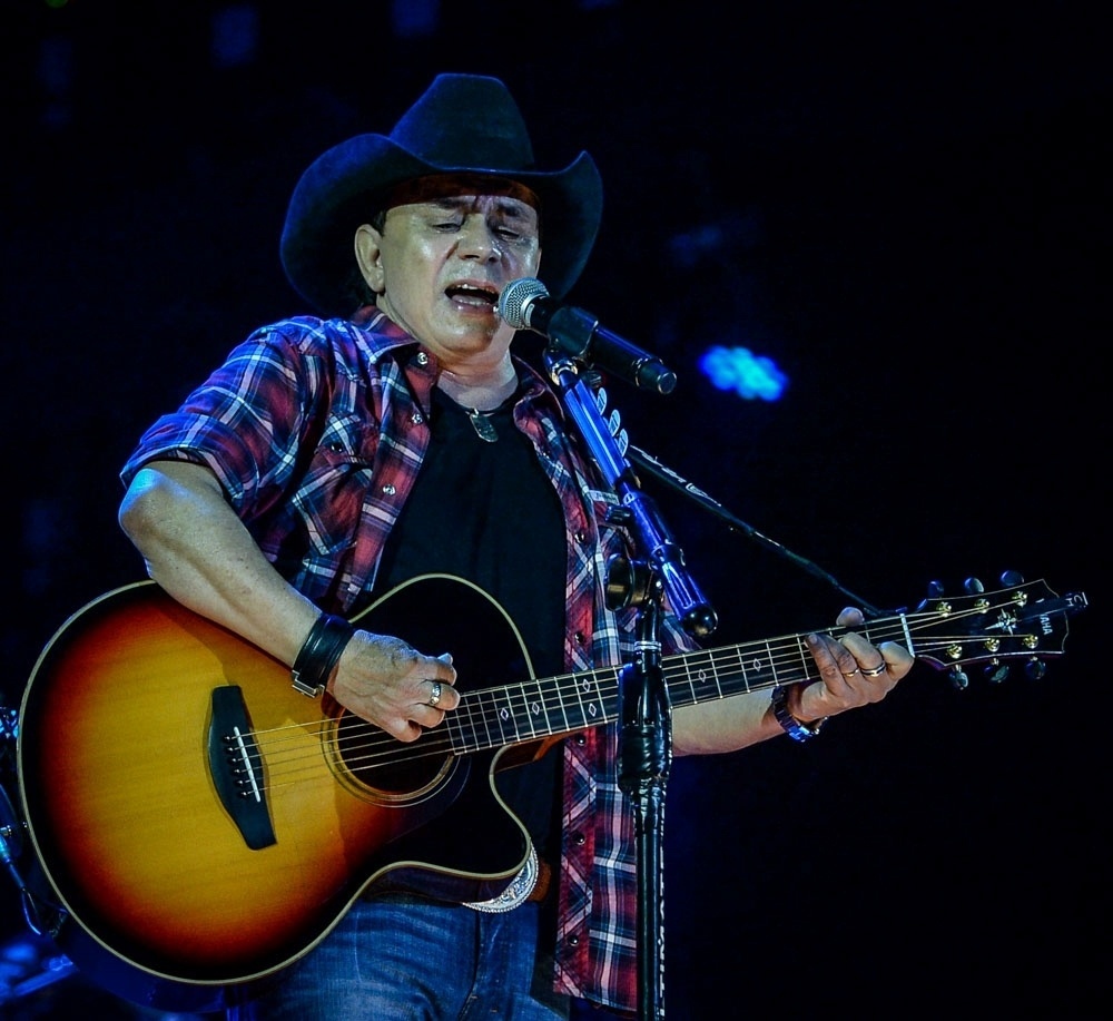 31.out.2015 - Chitãozinho durante show no festival Caldas Country Show, em Caldas Novas, Goiás - Francisco Cepeda/AGNews