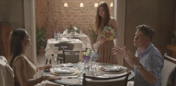 Vendendo flores, Eliza (Marina Ruy Barbosa) encontra Carolina (Juliana Paes) e Arthur (Fábio Assunção) em um restaurante - Reprodução