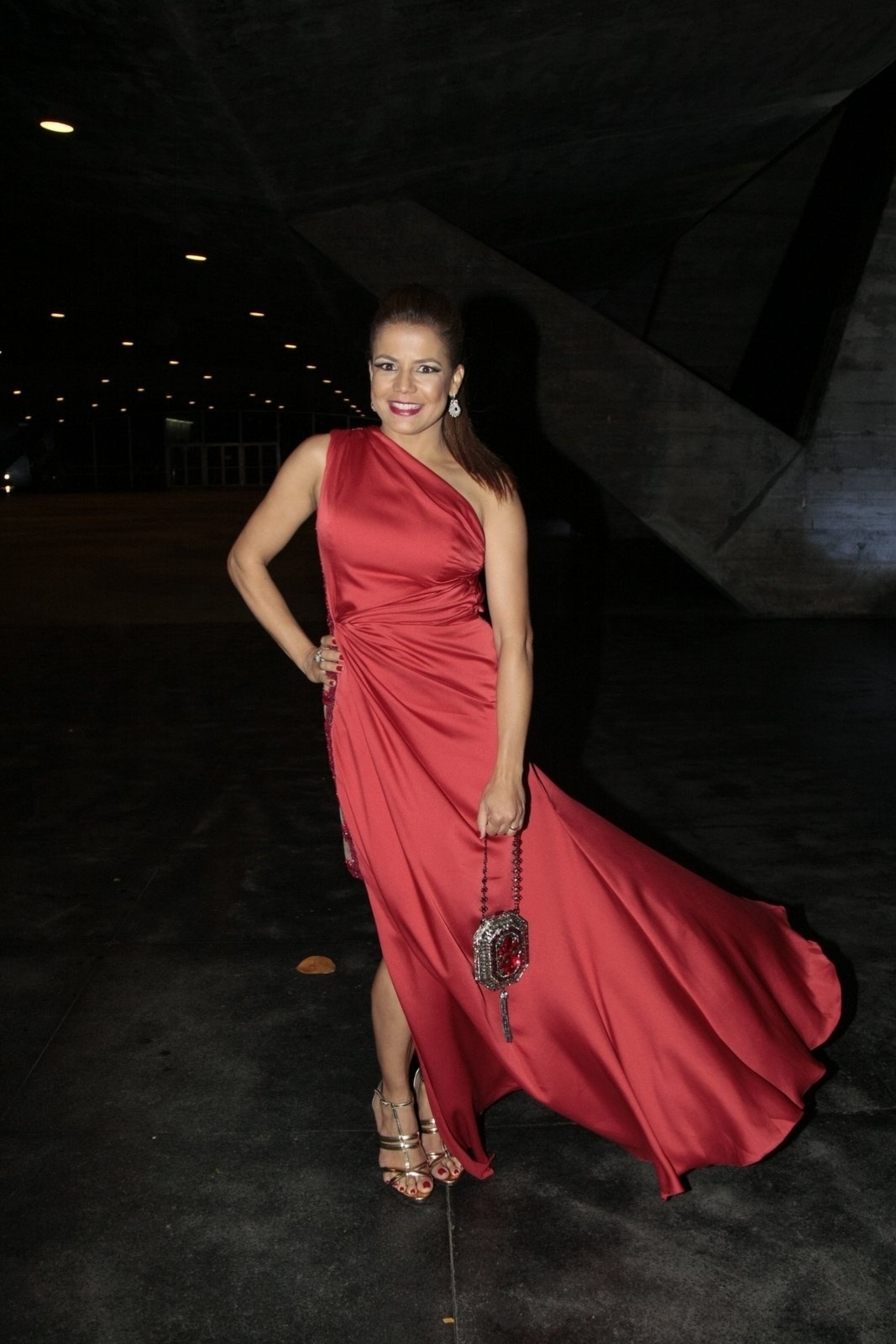 12.dez.2015 - A atriz Nivea Stelmann posa para fotos ao chegar para o casamento de Antonia Fontenelle e Jonathan Costa no Museu de Arte Moderna, no Rio de Janeiro - Rogerio Fidalgo e Anderson Borde/AgNews