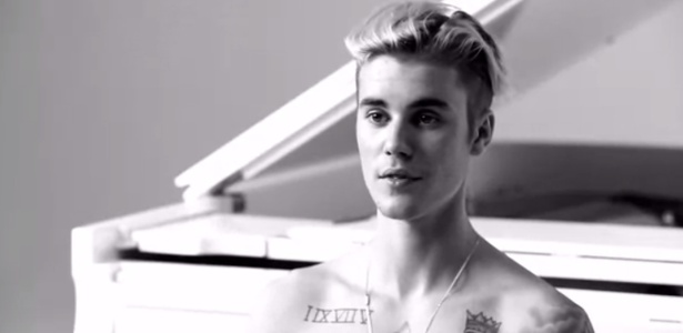 Sentado a um piano, Justin Bieber fala sobre algumas de suas tatuagens mais marcantes - Reprodução/GQ