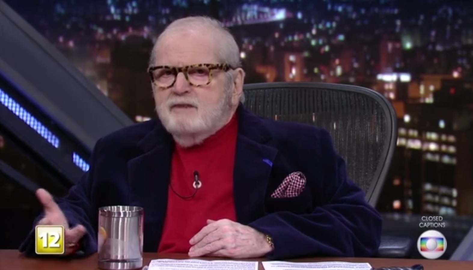 4.mai.2016 - Em seu programa, Jô Soares critica o senador Romário - Reprodução /TV Globo