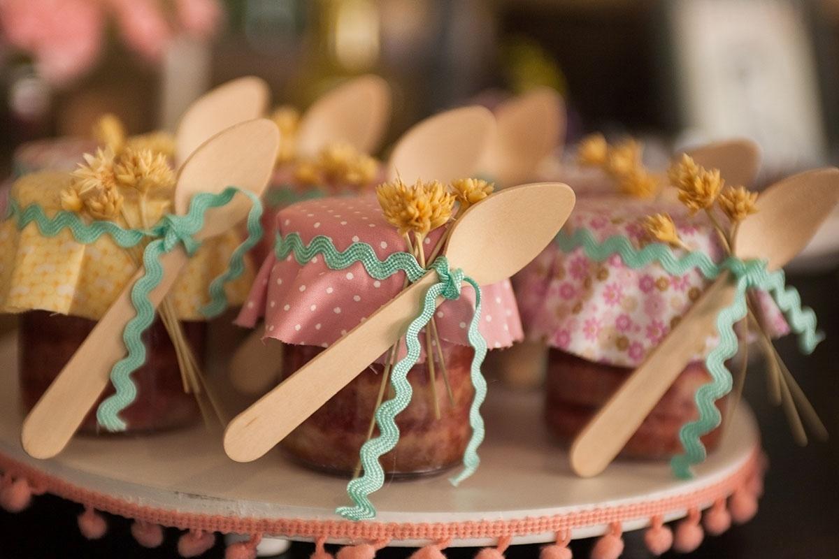 Festa de cinco anos inspirada em Rapunzel, bolo no pote - Sandra Pagano/Divulgação