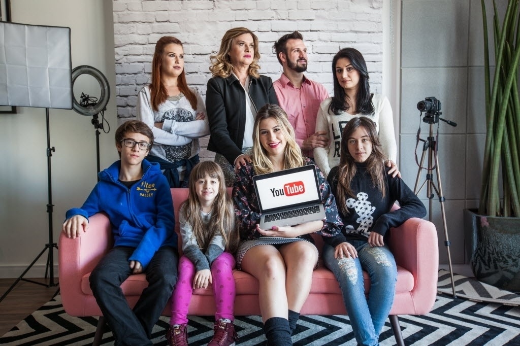 Família Santina reunida no QG Secrets, da pioneira Niina Secrets. A jovem de 22 anos foi a primeira a criar um canal no YouTube, em 2010. - Simon Plestenjak/UOL