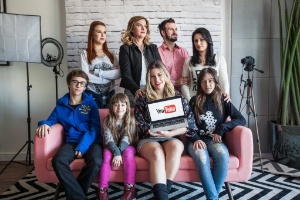 Família Santina reunida no QG Secrets, de Niina Secrets, pioneira da família no YouTube - Simon Plestenjak/UOL