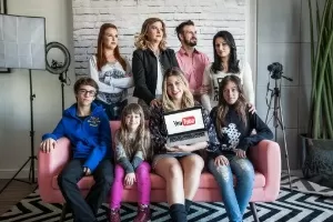Família Santina reunida no QG Secrets, de Niina Secrets, pioneira da família no YouTube - Simon Plestenjak/UOL