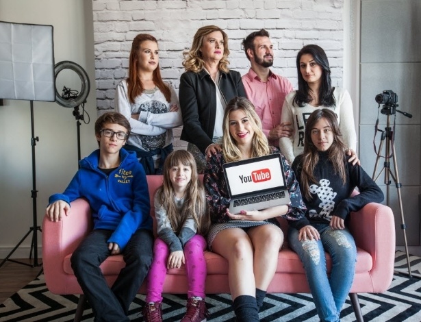 Família Santina reunida no QG Secrets, de Niina Secrets, pioneira da família no YouTube - Simon Plestenjak/UOL