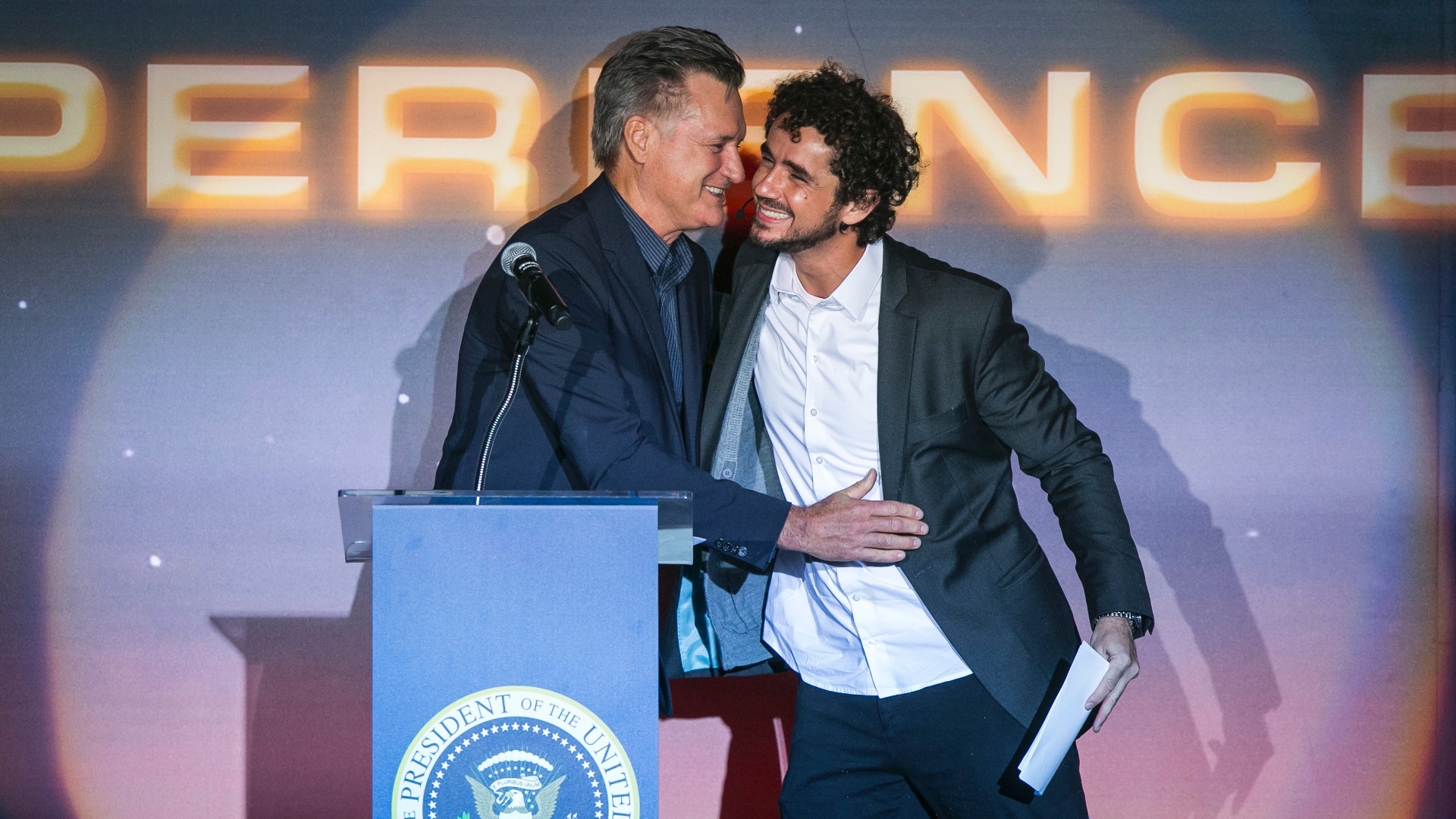 23.jun.2016 - Bill Pullman e Felipe Andreoli no evento de divulgação de "Independence Day" no Allianz Parque, em SP - Bruno Santos /UOL