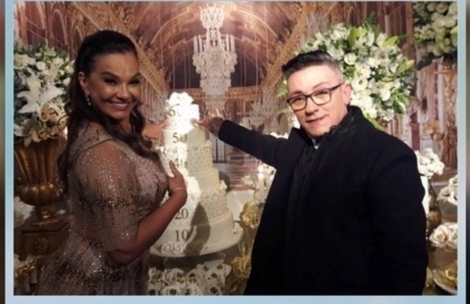 6.jul.2016-  O maquiador Lourenço Costa publicou em seu Instagram uma foto ao lado da aniversariante Solange Couto - Reprodução/Instagram