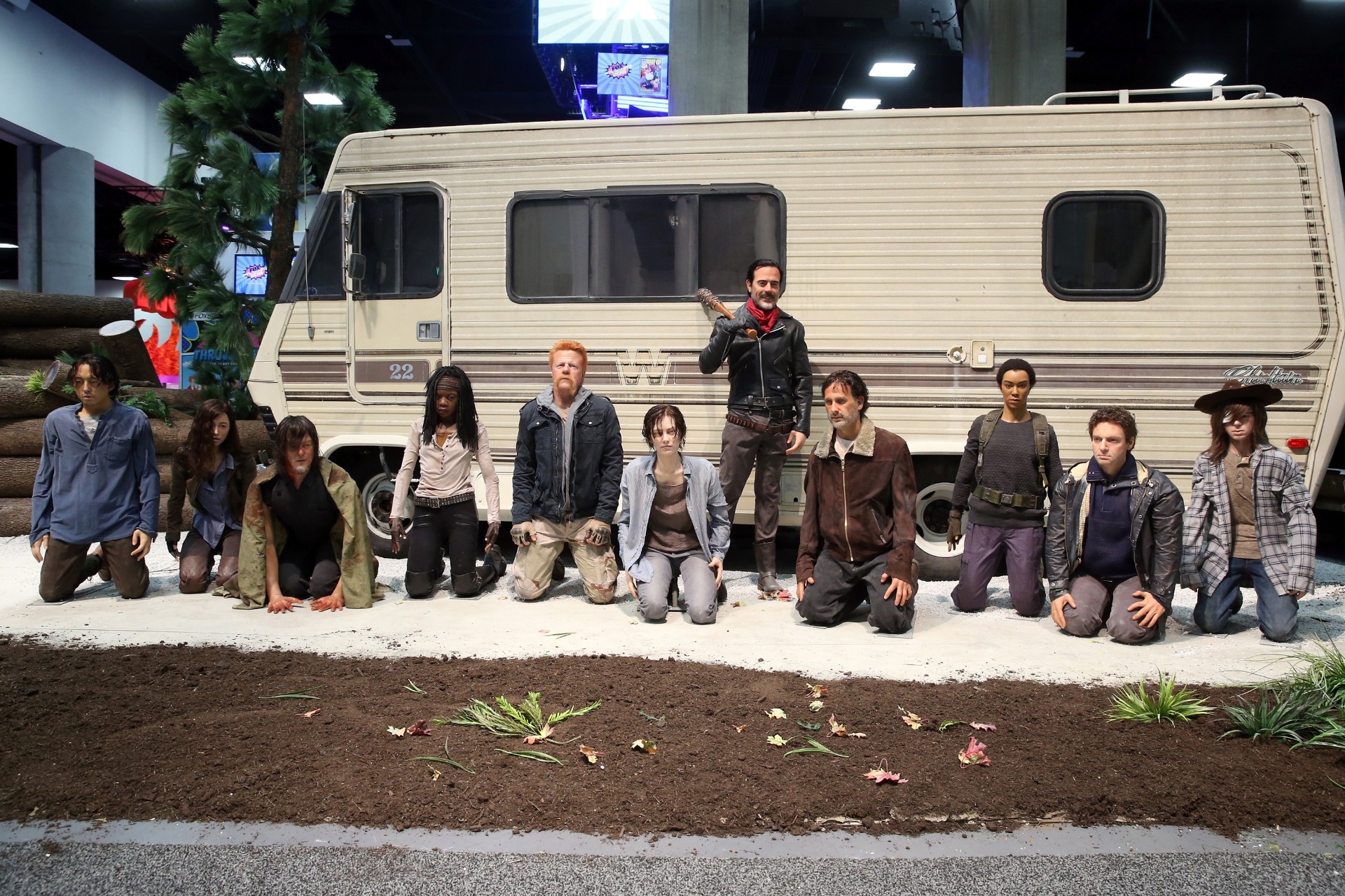 20.jul.2016 - O estande de "The Walking Dead" na San Diego Comic-Con 2016 recriou a cena final da quinta temporada da série, colocando bonecos de todos os personagens que estavam ameaçados por Negan (Jeffrey Dean Morgan), enfileirados em frente ao trailer - Jesse Grant/Getty Images for AMC