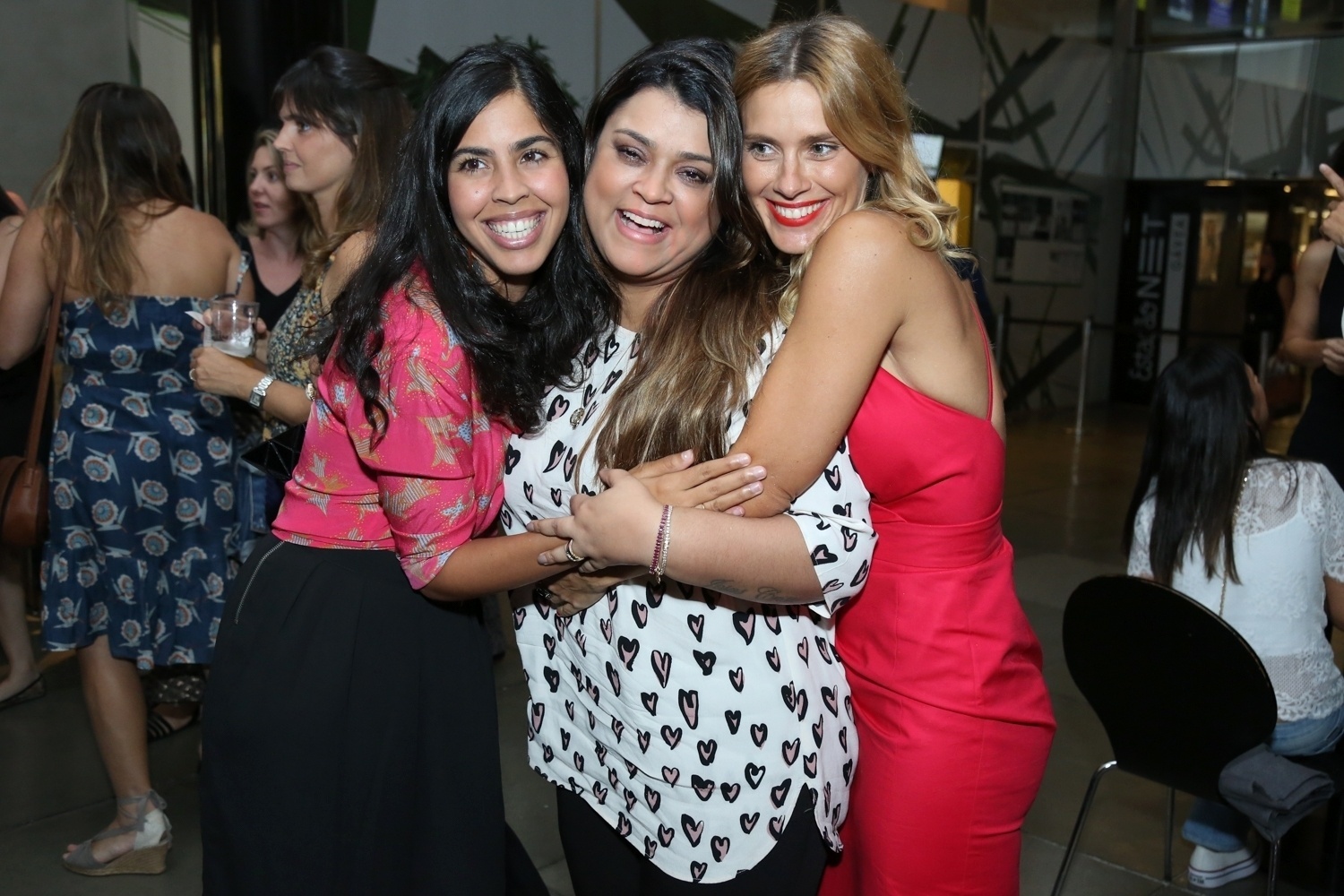 13.set.2016 - As irmãs Bela e Preta Gil prestigiam a amiga Carolina Dieckmann na pré-estreia de "O Silêncio do Céu", no Shopping da Gávea, no Rio - Roberto Filho/Brazil News