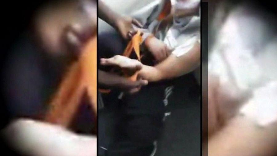 O vídeo com cenas chocantes mostra o jovem sendo agredido e xingado - Reprodução/Facebook