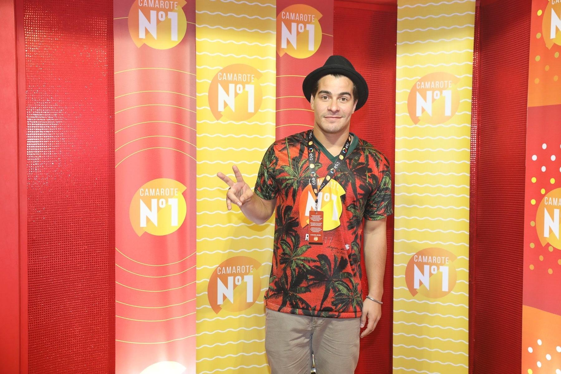 Thiago Martins circula pelos camarotes da Sapucaí neste domingo (26). No Instagram, o ator publicou mensagem para sua namorada, Paloma Bernardi, que desfila hoje pela Grande Rio - Divulgação/CamaroteN1