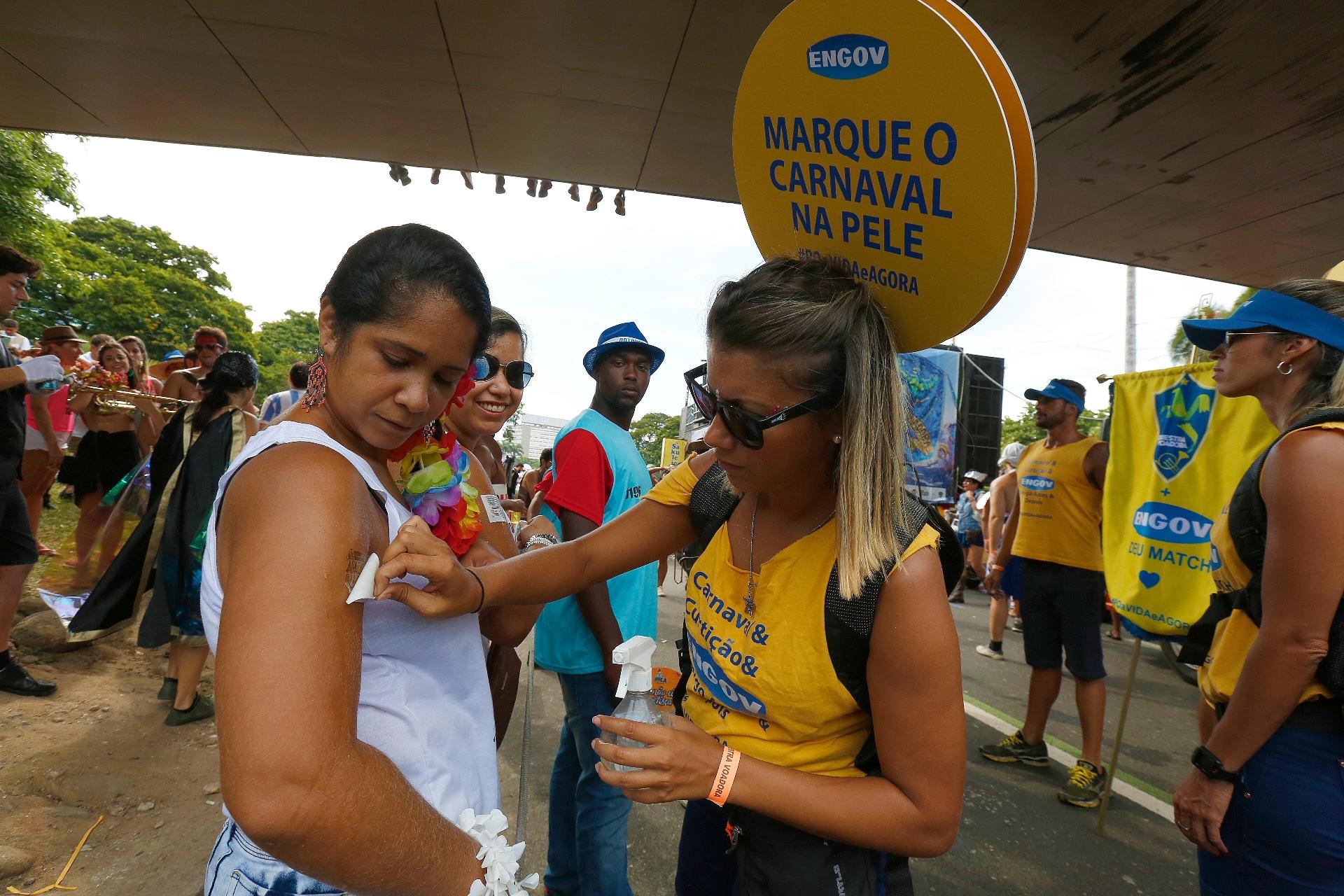 Folionas apostaram em tatuagens temporárias para completar o look - Marcelo de Jesus/UOL