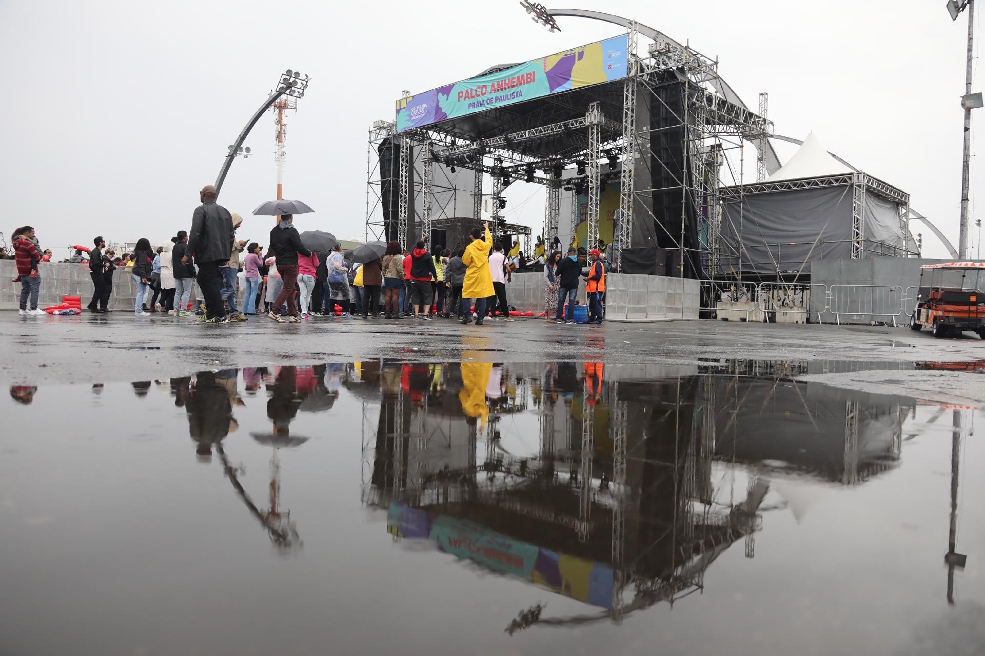 Baixo público assiste ao show da banda Olodum no palco do palco do Anhembi da Virada Cultural 2017 - Simon Plestenjak/UOL