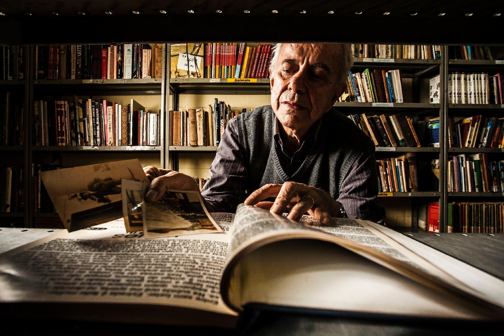 Dentro de um livro, seu Messias encontra objetos abandonados por seus antigos donos - Fernando Moraes/UOL