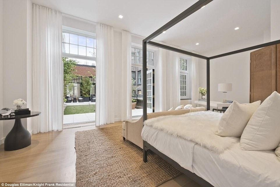 A suíte master conta com closet e um terraço - Douglas Elliman/ Knight Frank Residential