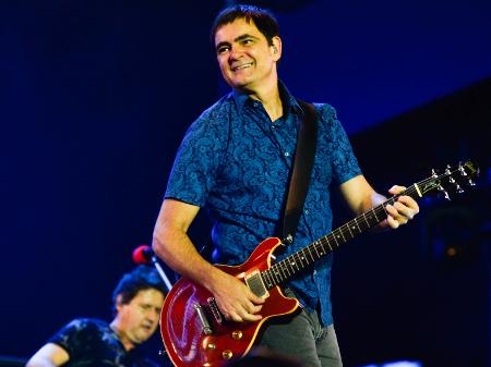 29.dez.2017 - Samuel Rosa, do Skank, agita o público do Festival Virada em Salvador - André Muzell/Brazil News
