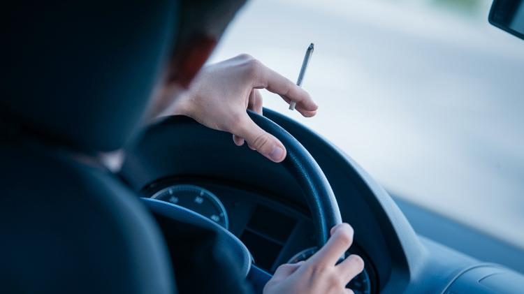 Dirigir fumando maconha - iStock - iStock