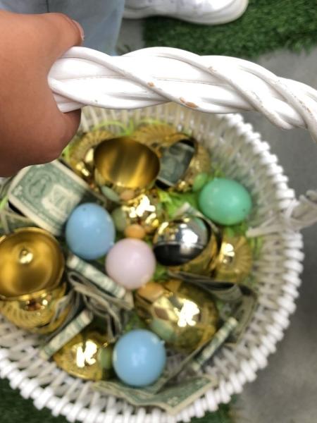 A cesta de ovos "de ouro" com notas de dinheiro de Mason - Reprodução/Instagram - Reprodução/Instagram