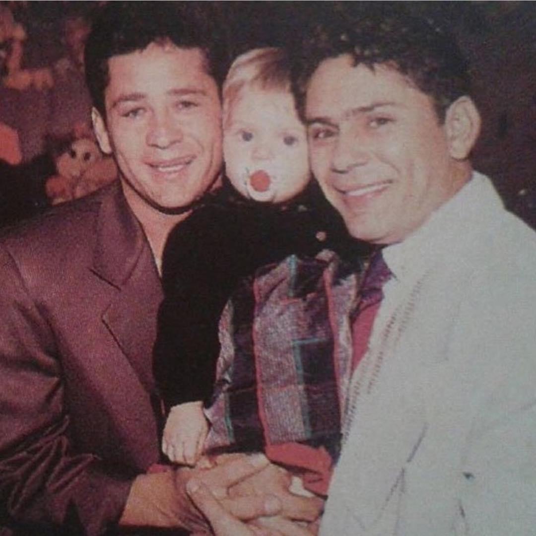 Lembrança de infância: Lyandra no colo do pai e ao lado do tio Leonardo - Reprodução/Instagram