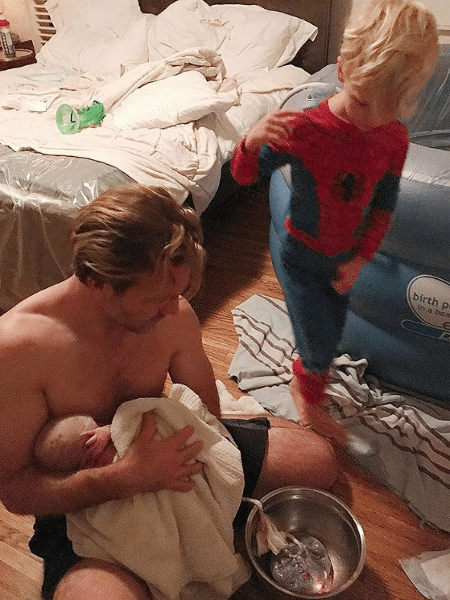 O ator James Van Der Beek mostrou os bastidores do parto domiciliar da mulher - Reprodução/Instagram