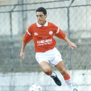 Chico Buarque jogando futebol - Ana Carolina Fernandes/Folhapress - Ana Carolina Fernandes/Folhapress