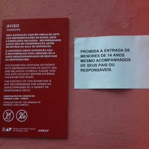 Placa com recomendação do Ministério Público na entrada da "Queermuseu" e aviso com decisão da Justiça no fim de seman - Carolina Farias/UOL - Carolina Farias/UOL